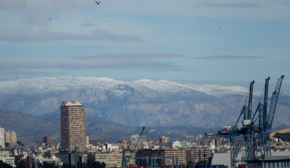 La nieve corona Aitana el Día de Reyes: así se ve desde la playa del Postiguet de Alicante La nieve corona Aitana el Día de Reyes: así se ve desde la playa del Postiguet de Alicante