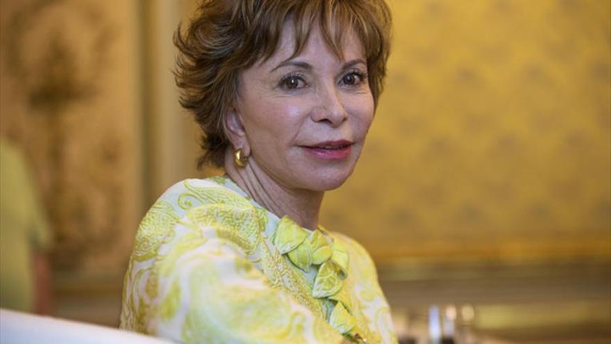 Isabel Allende dice que &quot;lo peor&quot; de EEUU está surgiendo con Trump