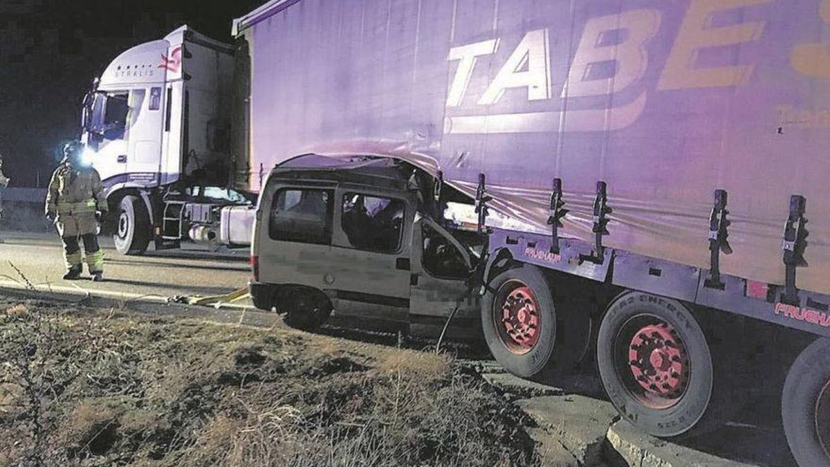 Estado en el que quedó la furgoneta al empotrarse en el camión.