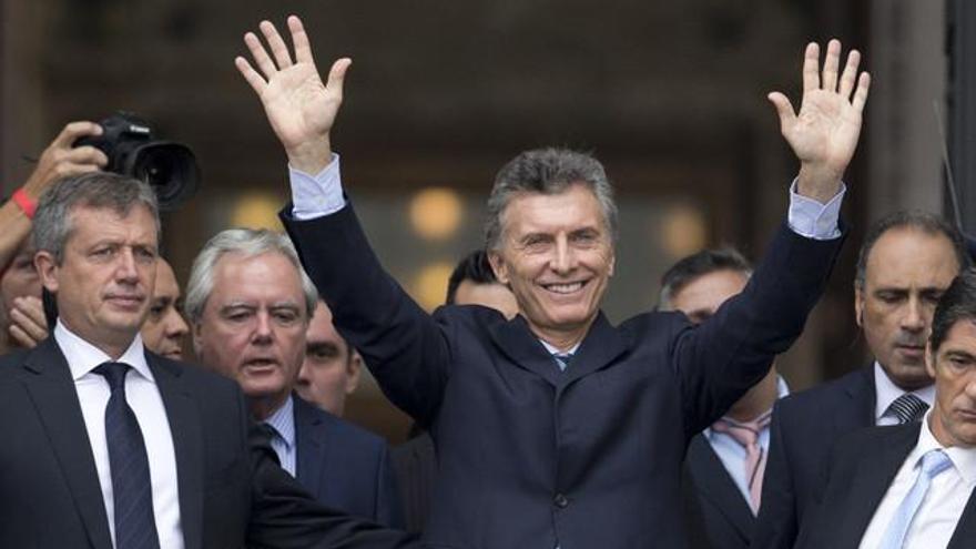 Macri dice haber heredado de Kirchner despilfarro y corrupción