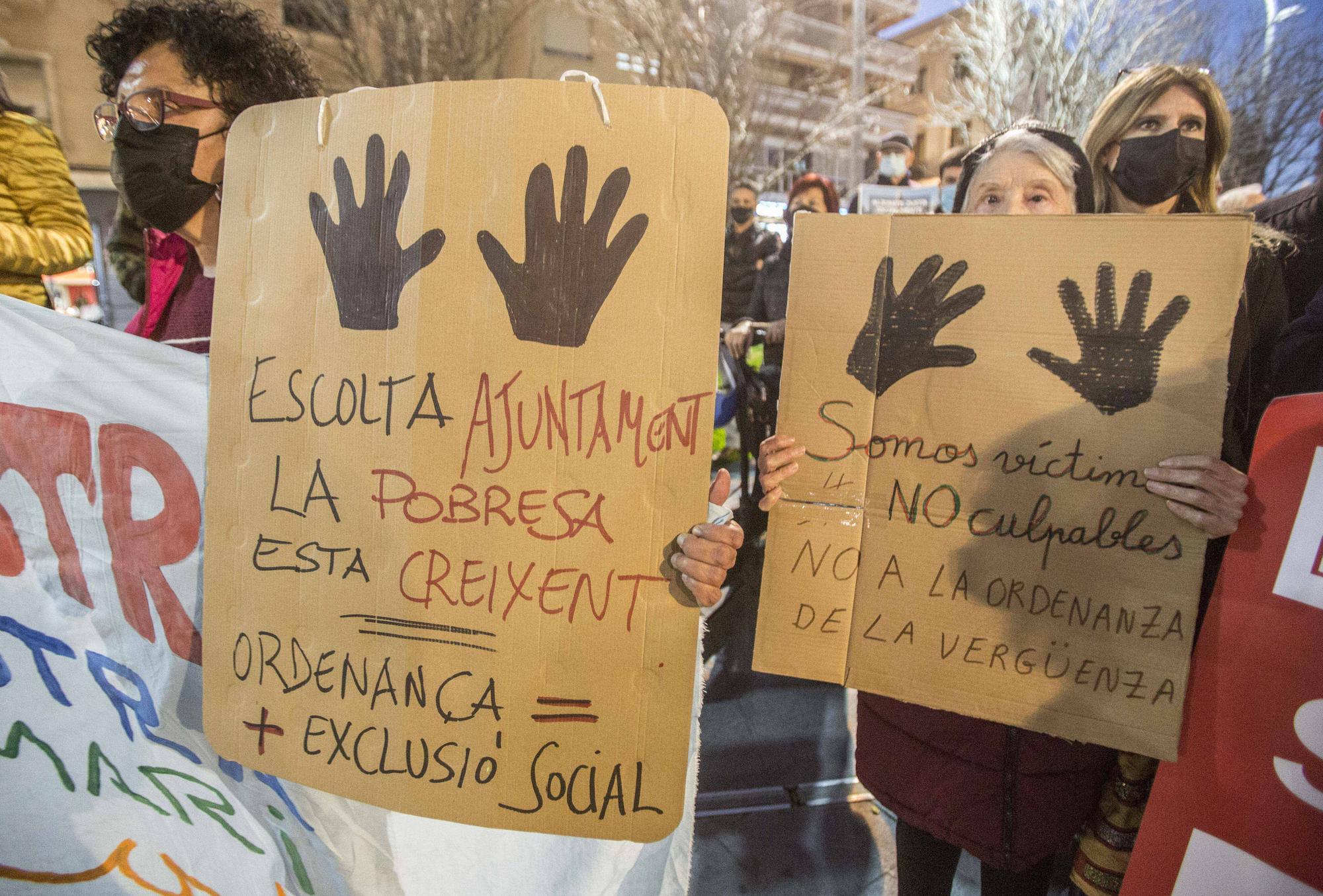 Más de un centenar de personas protestan contra Barcala por criminalizar a mendigos y prostitutas con la "ordenanza de la vergüenza"