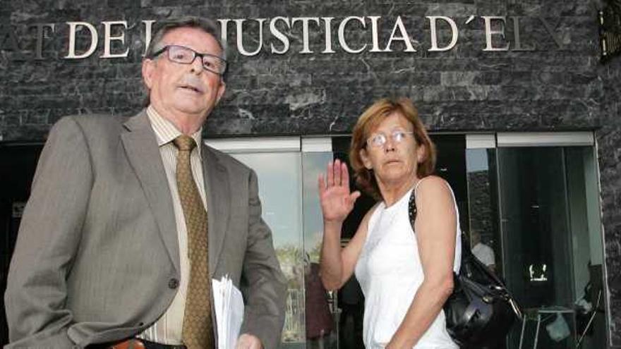 María del Carmen García con su abogado Joaquín Galant el viernes en la Ciudad de la Justicia de Elche.