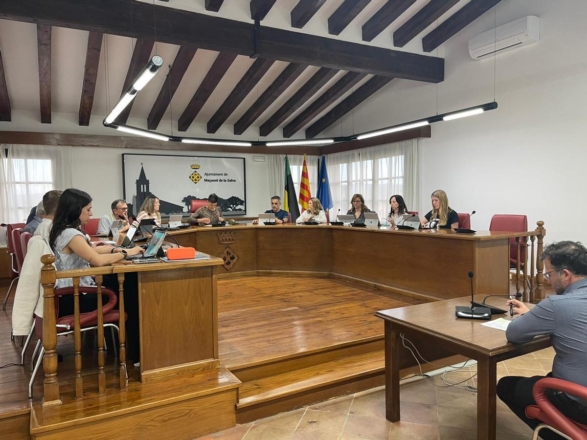 Una imatge del ple de Maçanet de la Selva