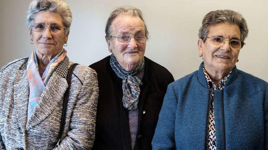 María, Milagros y Carmen, tres extrabajadoras de la fábrica de tejidos de Vilasantar.