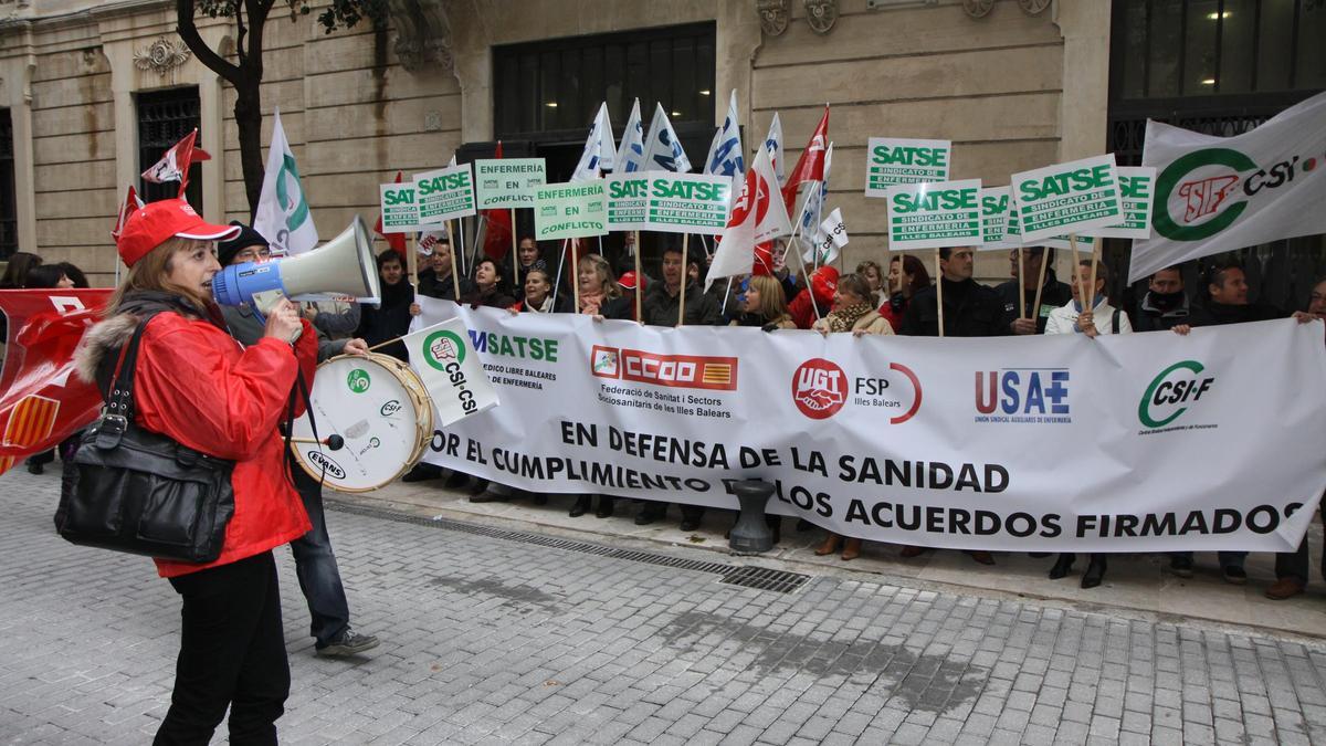 Una imagen de una protesta de sanitarios frente a la sede del IB-Salut en Reina Esclaramunda.