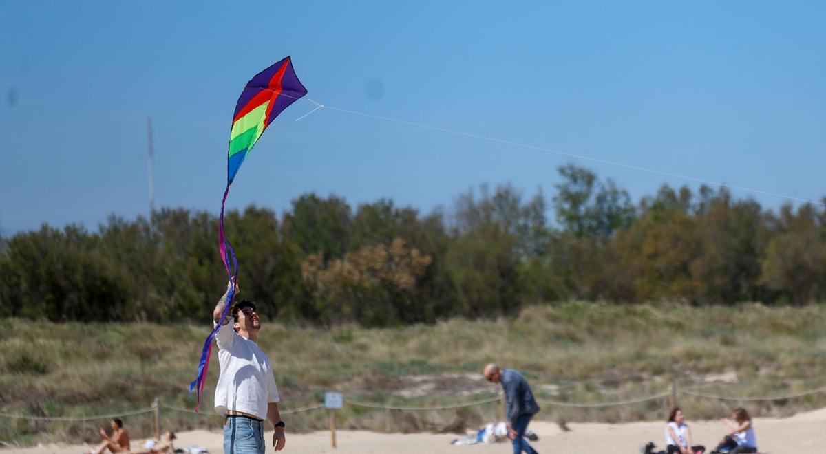 Cometas y comidas familiares en las playas del sur de València