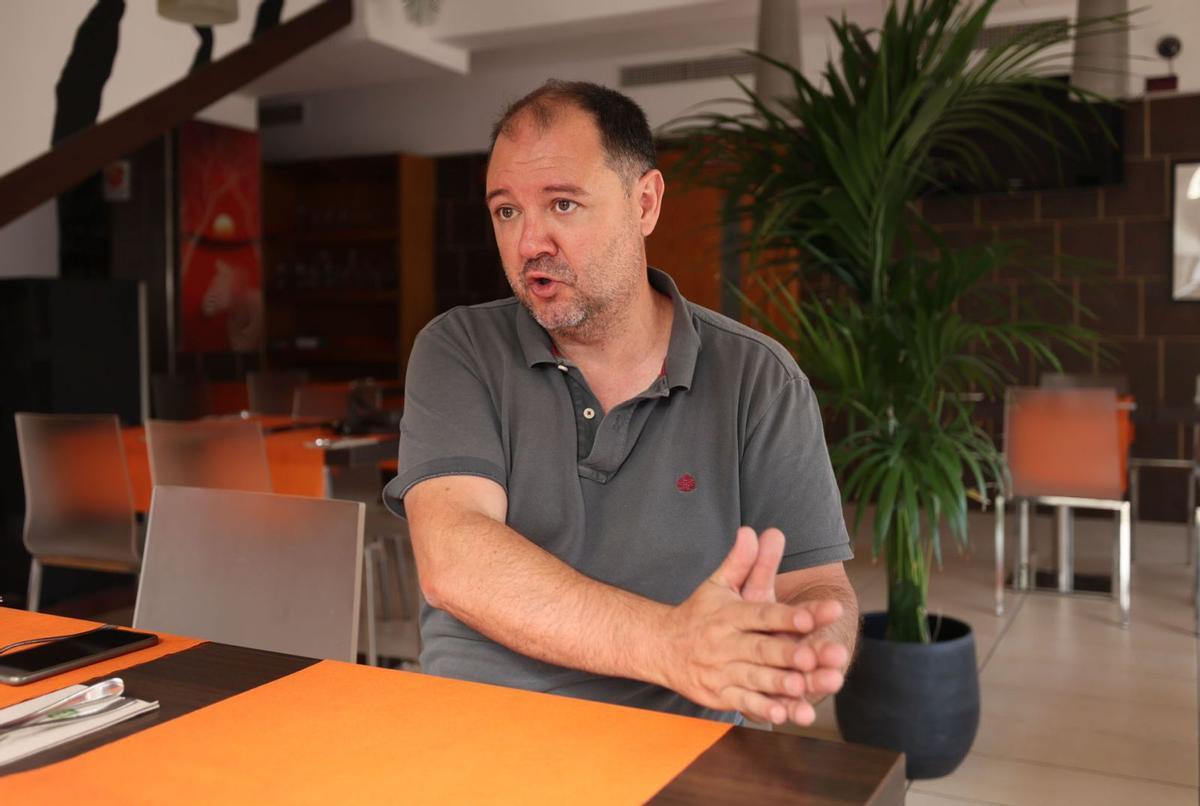 Un momento de la entrevista , en el comedor del restaurante Zebra de Sant Antoni. | MARCELO SASTRE