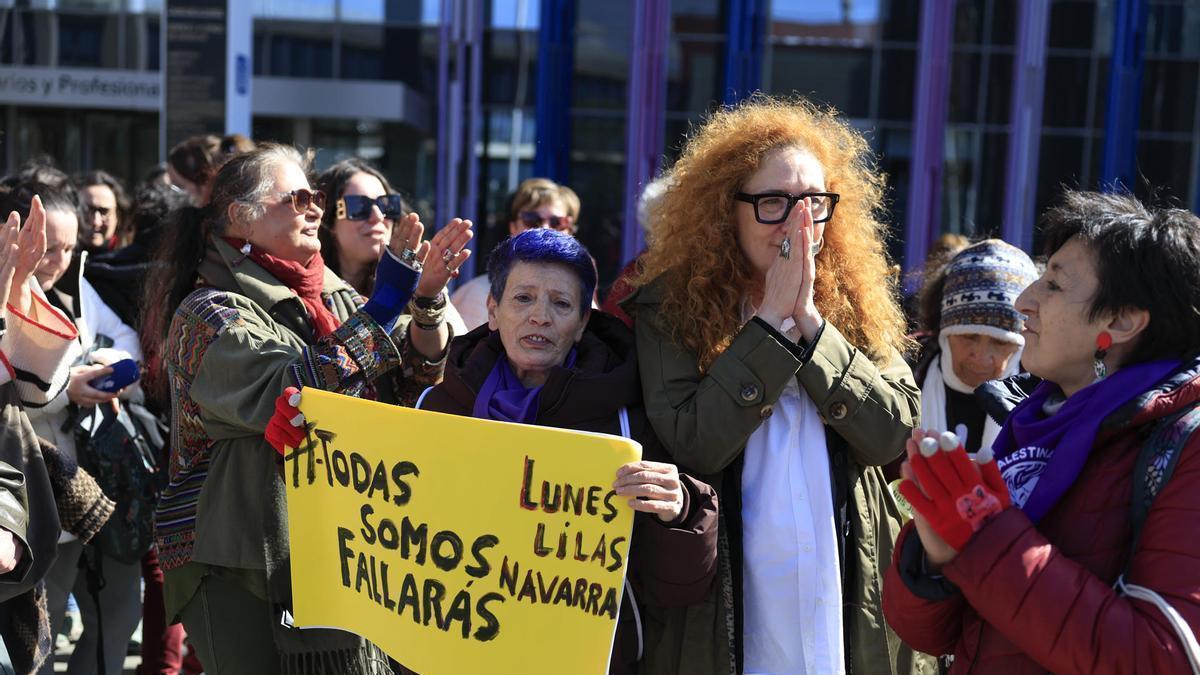 Cristina Fallarás emocionada por el apoyo recibido antes de declarar ante el juez.