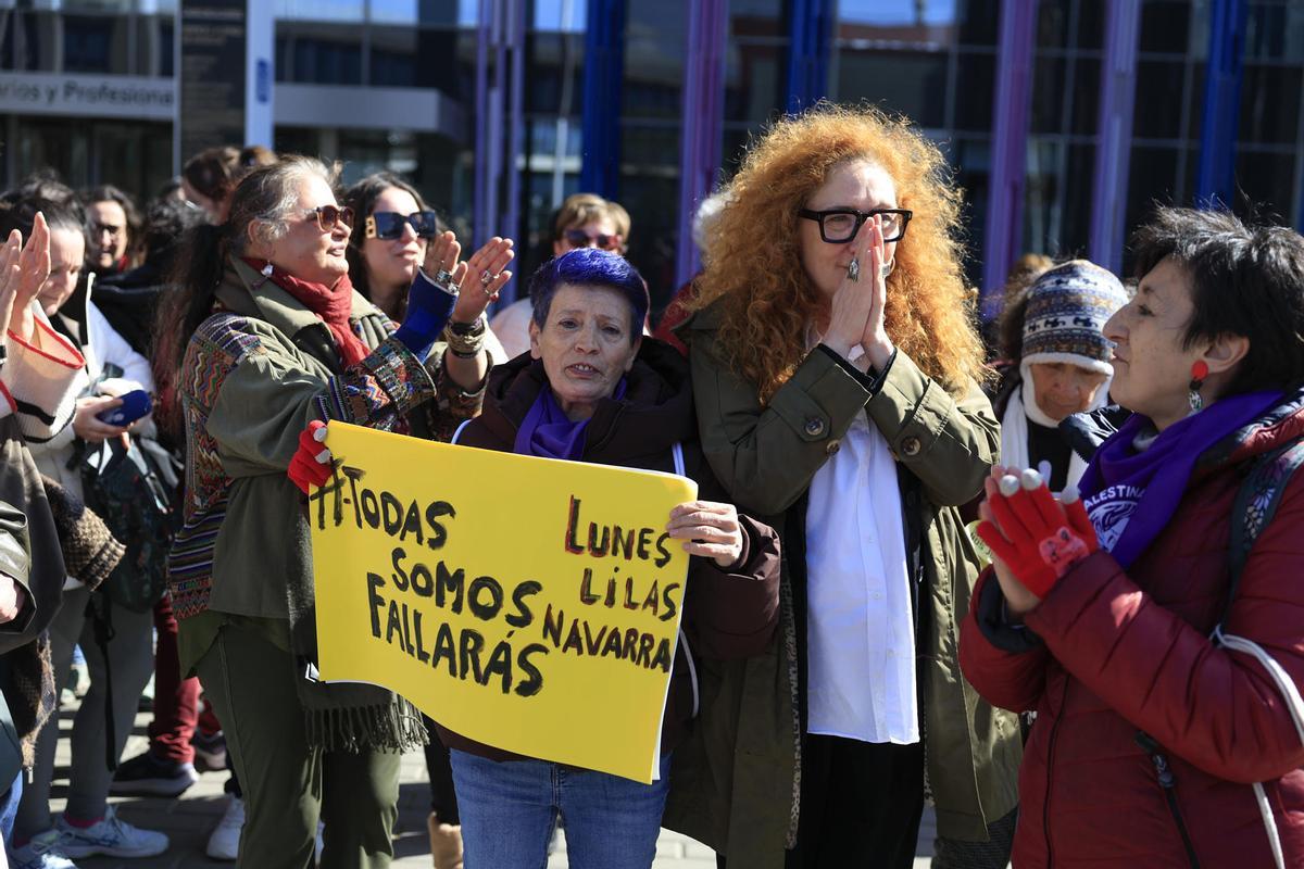 Cristina Fallarás emocionada por el apoyo recibido antes de declarar ante el juez.