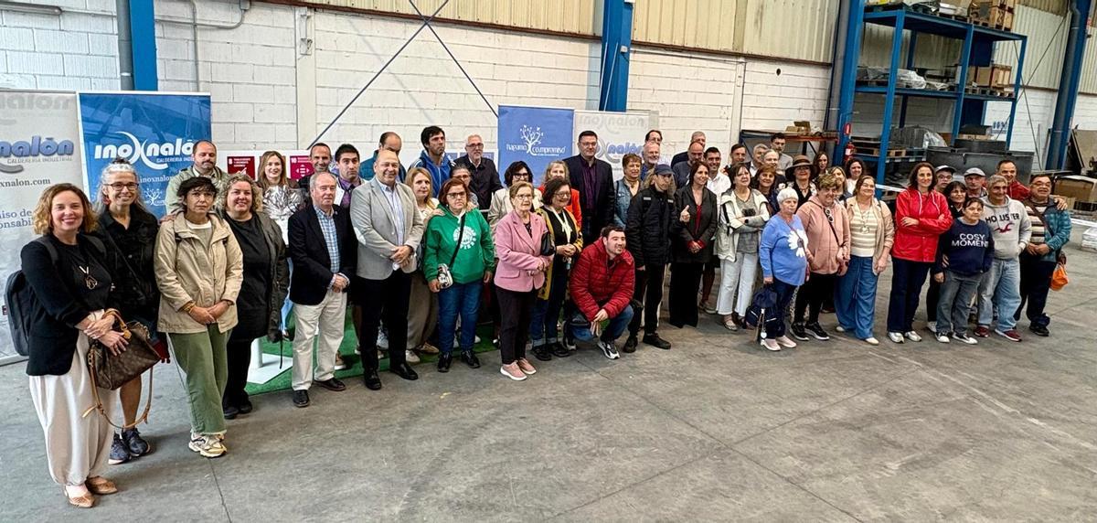 Foto de familia de los participantes en el proyecto "Hagamos compromiso" de la empresa langreana Inoxnalón