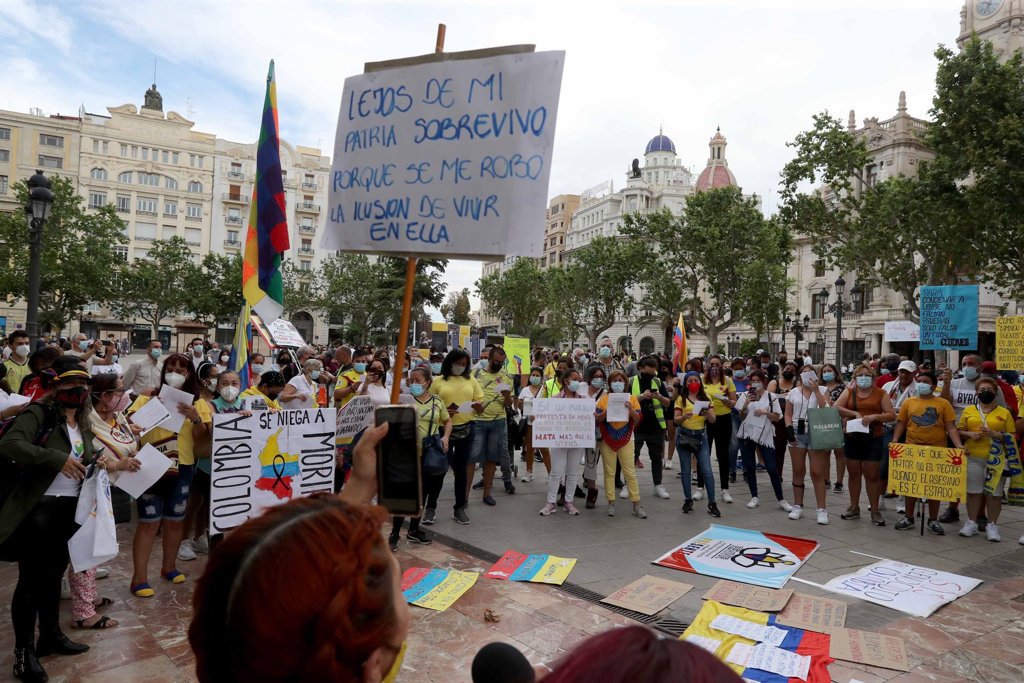 Diversos colectivos denuncian en València la "represión" de Colombia a las concentraciones por la paz