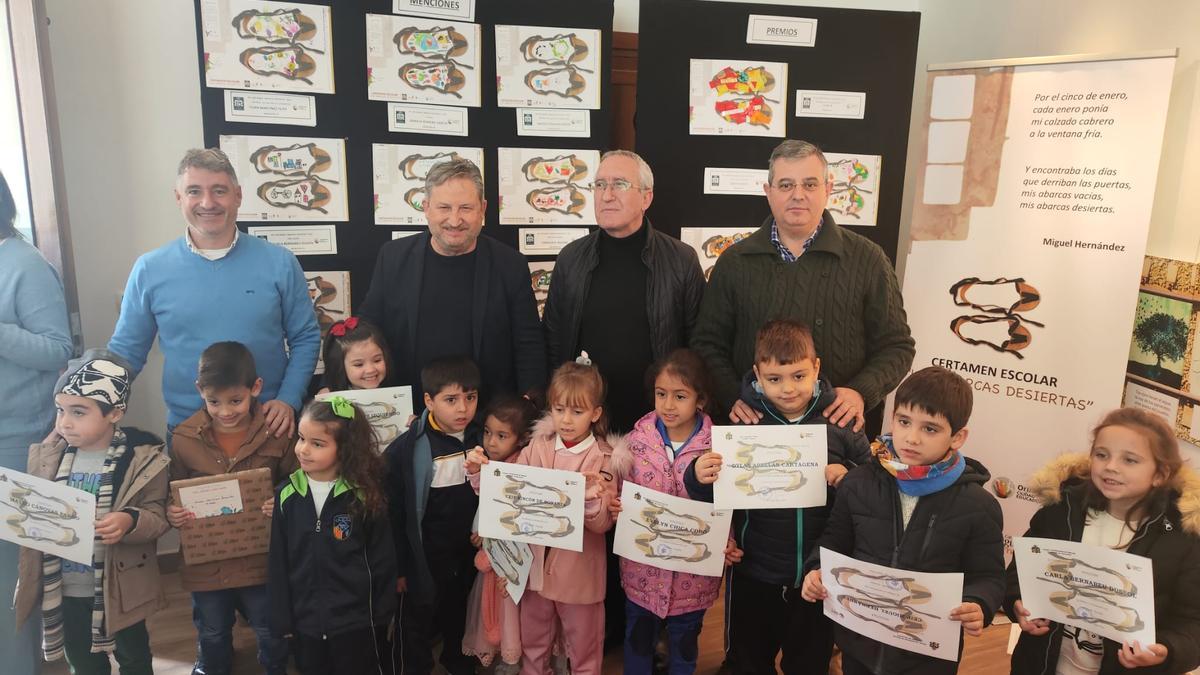 Los pequeños ganadores del certamen «Las abarcas desiertas» de Orihuela con el alcalde, el edil de Educación y el director de la Fundación Miguel Hernández.