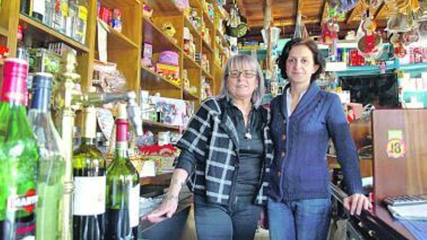 Elena Rico junto a Celsa González, dueña de la tienda bar Casa Celsa, en Lamuño, un establecimiento con solera que en 2014 cumplirá 100 años.