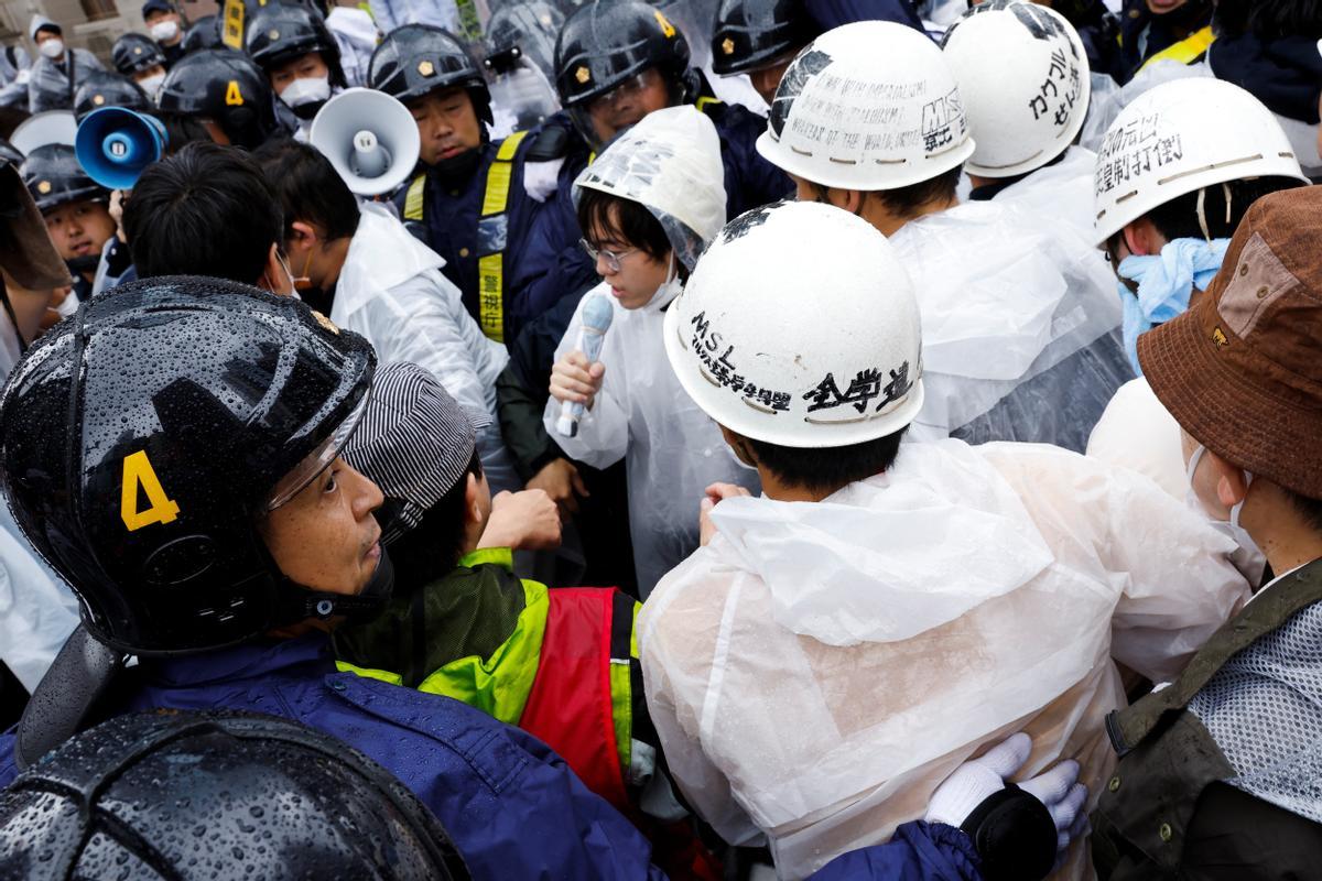 Los líderes del G7 visitan el Memorial Park para las víctimas de la bomba atómica en Hiroshima, entre protestas