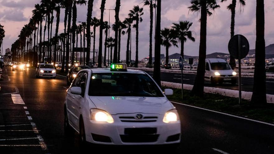 Taxis circulando por la Avenida Marítima de la capital grancanaria.