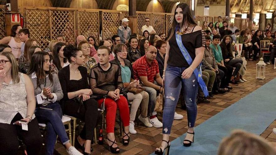 Andrea Rodríguez Berredo, de 23 años y de Lugo de Llanera, desfila en el certamen en el que se proclamó &quot;Miss Curvy Asturias&quot;.