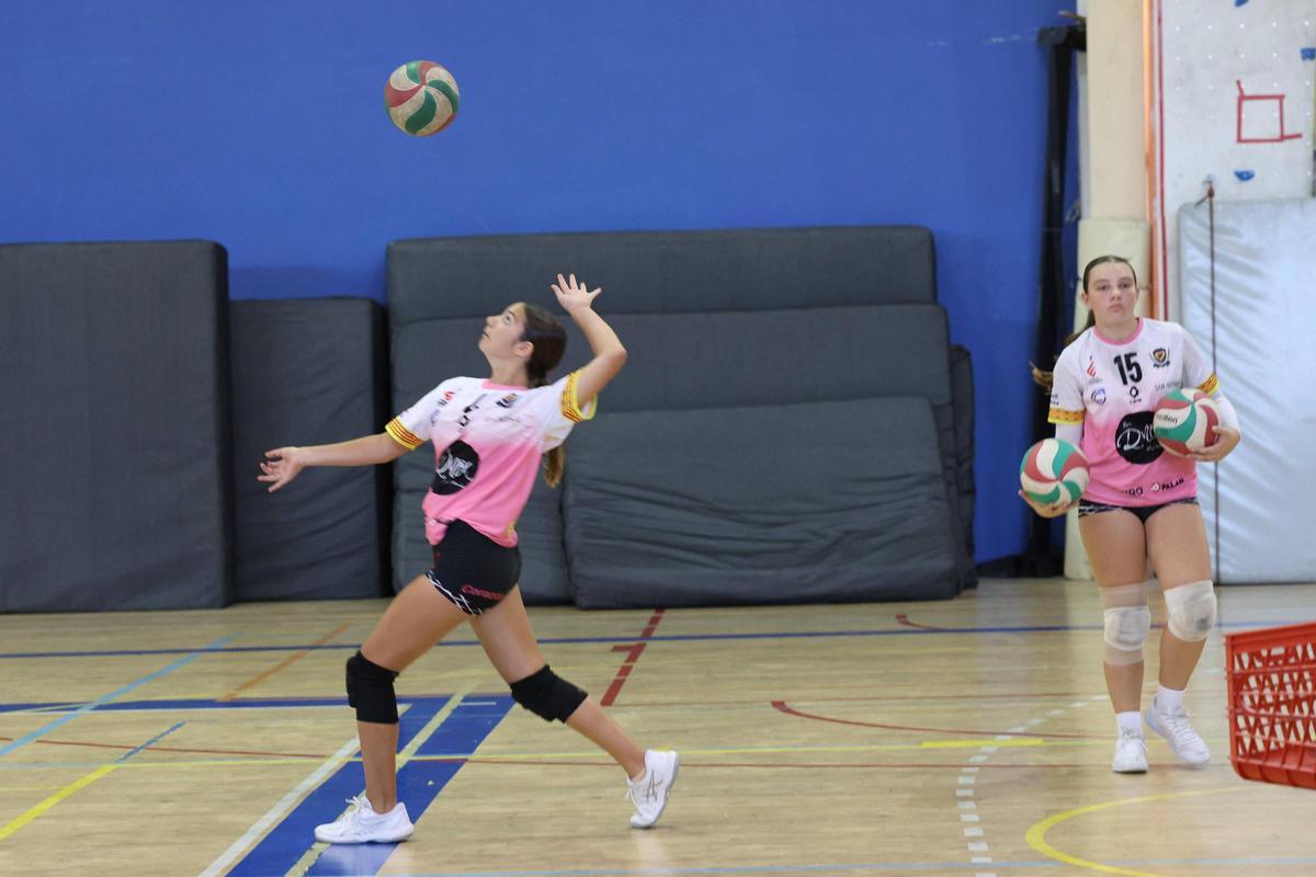 Todas las imágenes de las jornadas de tecnificación de vóley en el Polideportivo Es Viver