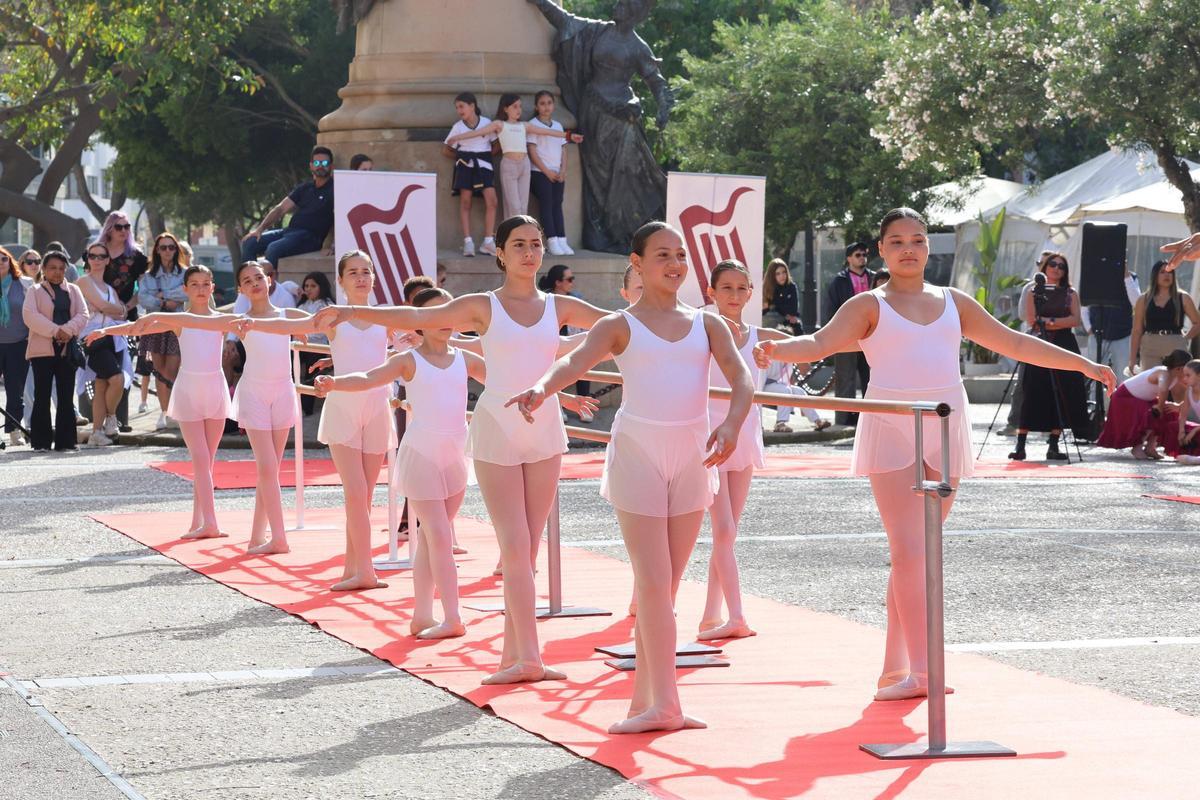 Todas las imágenes de la clase celebrada por el Convservatori de Ibiza en el Dia de la danza en Vara de Rey