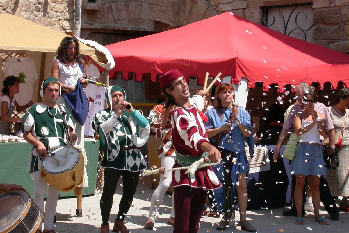 Animación callejera durante la feria medieval de Guimerà.