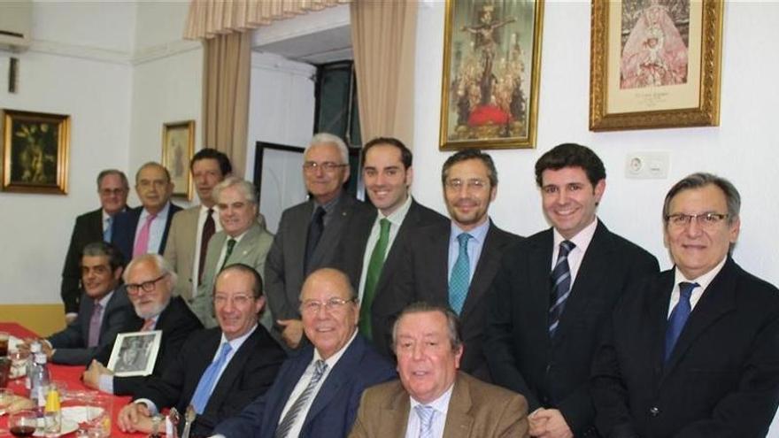 Un café de cuatro amigos: así nació la tertulia cofrade  'El Cirio Apagao' que cumple ahora 60 años