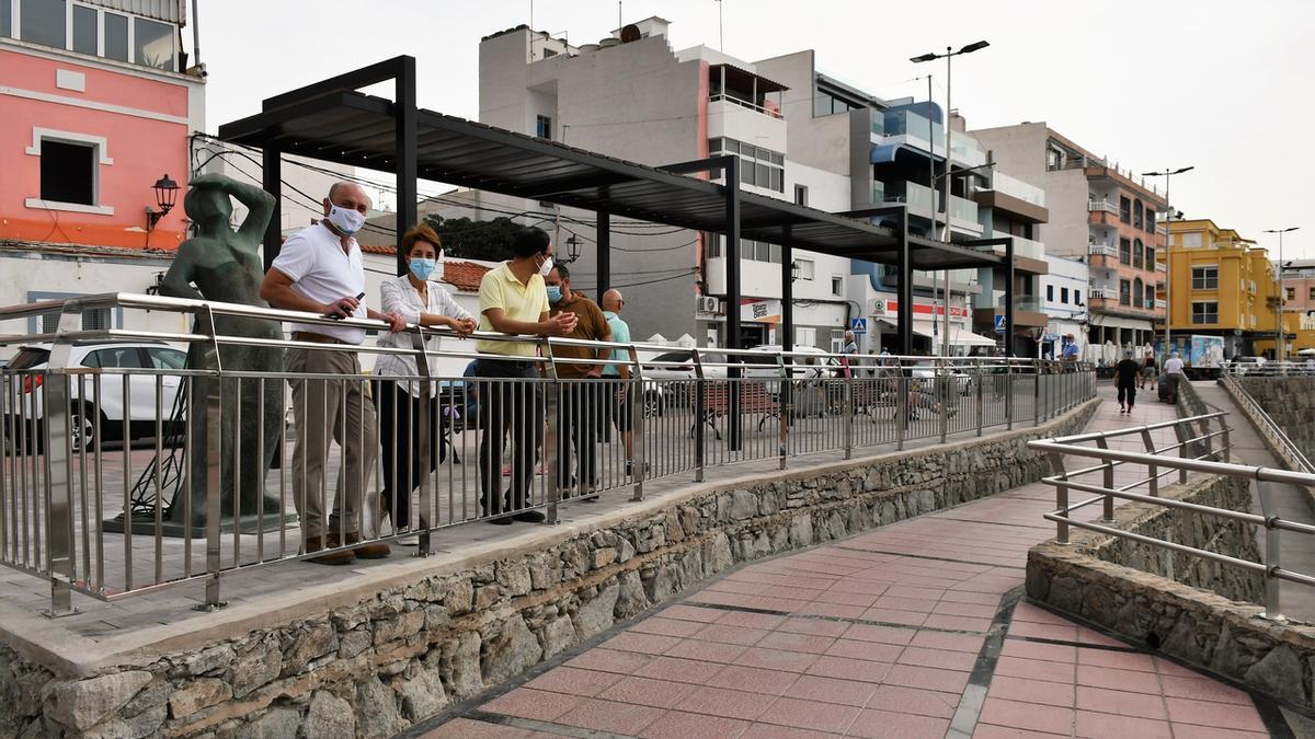 Carlos Álamo, Onalia Bueno y Ernesto Hernández en el tramo del paseo anexo a la playa de Las Marañuelas reconvertido en mirador con sombra.