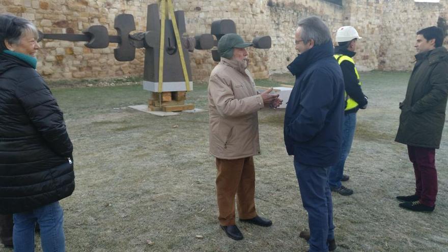 José Luis Coomonte, junto a Francisco Guarido, supervisa la instalación de la escultura