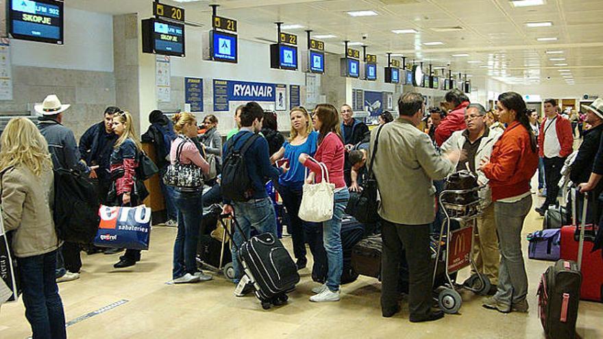 Els mostradors de la terminal aeroportuària amb viatgers de tornada.