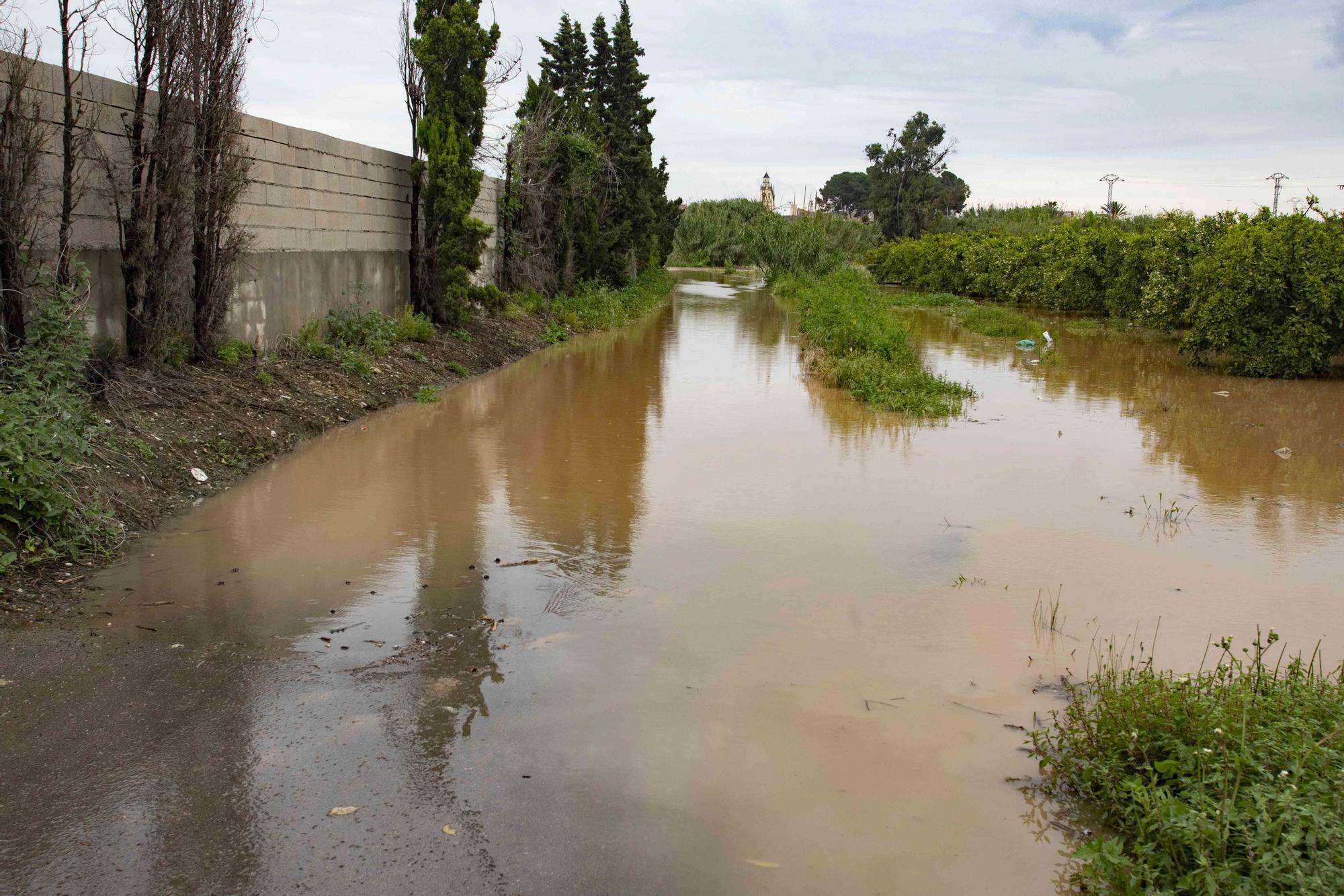 Las intensas precipitaciones han desbordado barrancos y cortado caminos en diferentes municipios de la comarca