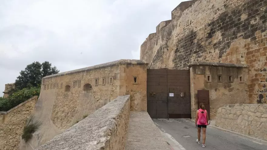 La alerta naranja obliga a cerrar el castillo de Santa Bárbara y las zonas verdes de Alicante