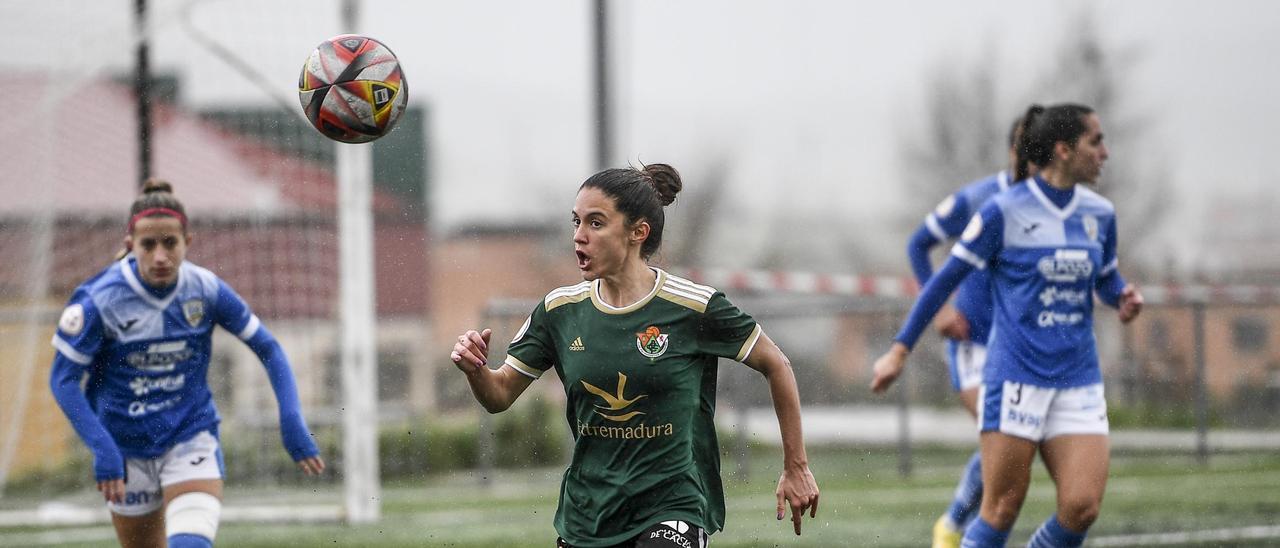 Nora persigue un balón durante el partido ante el Alhama.