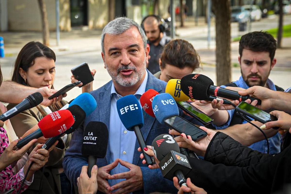 Jaume Collboni atiende a los medios tras votar en la escuela Grèvol de Barcelona.