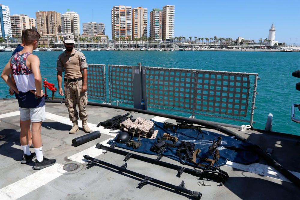 El buque de la Armada 'Infanta Cristina' abre sus puertas al público durante los dos días que estará atracado en el muelle dos del Puerto de Málaga.