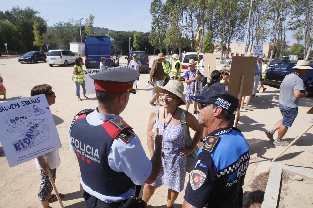 Mobilització contra la granja de pollastres a Solius