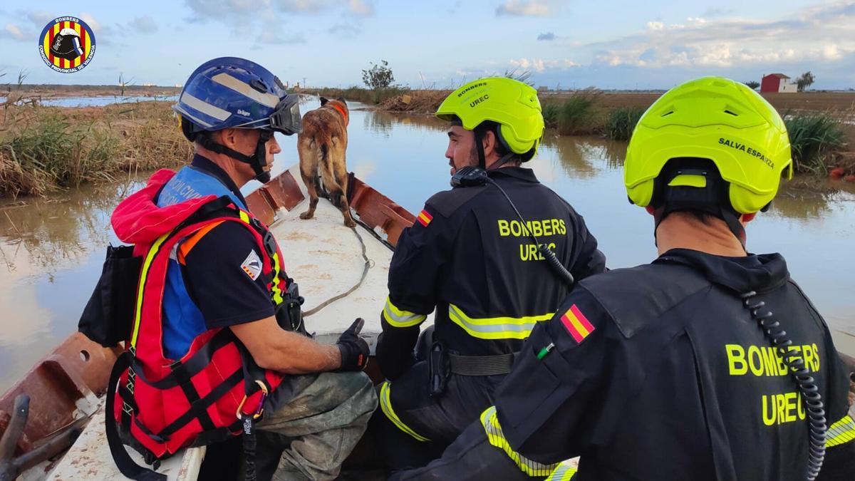 Voluntarios de protección civil de Castellón, en el dispositivo que localizó ayer un cadáver en Catarroja. Actuaron en una zona de campo y, en la misma jornada, también en la Albufera (en la imagen, con Bomberos del Consorcio de Valencia).