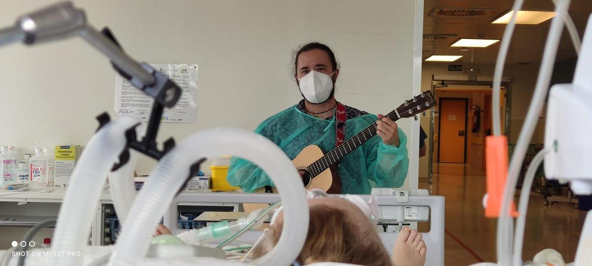 El musicoterapeuta Javier Alcántara, en la UCI del Hospital de Torrejón, Madrid.