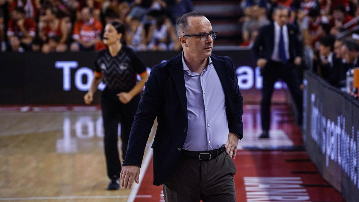 Diego Ocampo, amb Sergio Scariolo al fons, durant el partit