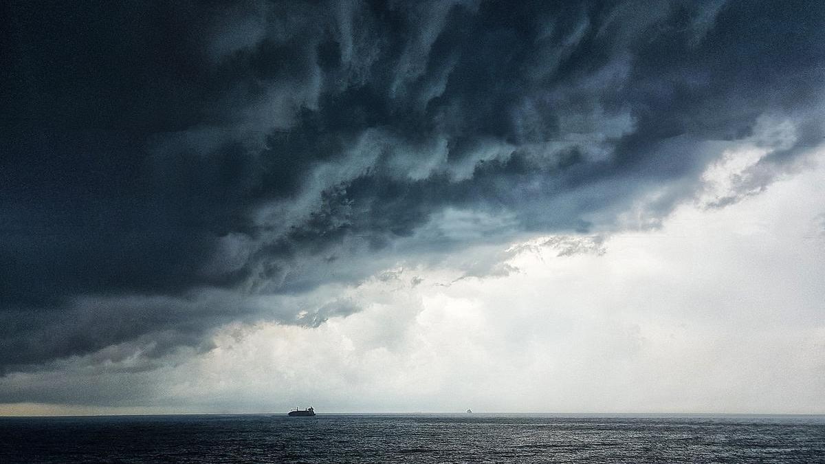 Nubes de tormenta sobre el mar.