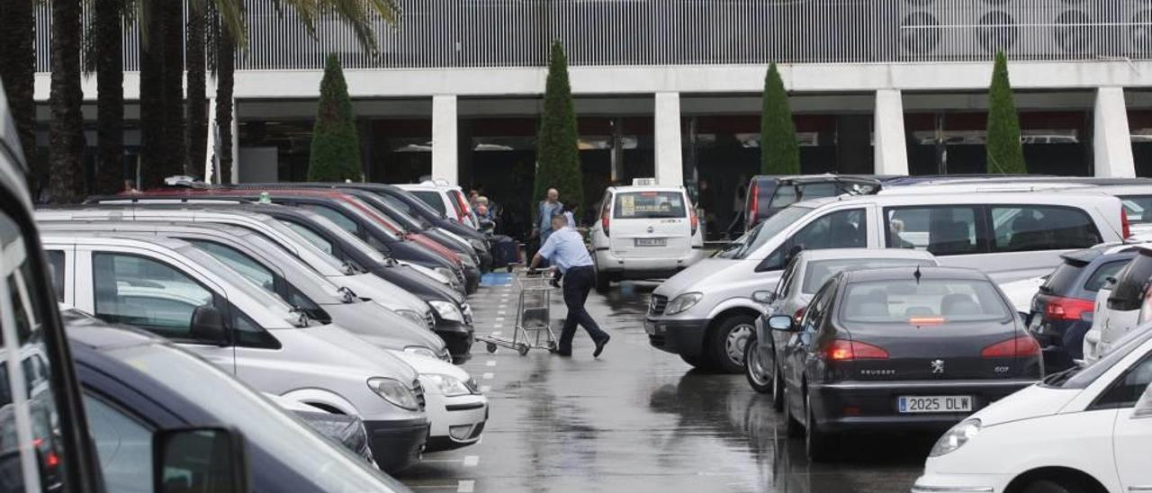 Los agentes de la Policía Local no multan en Son Sant Joan por excederse del tiempo permitido para aparcar.