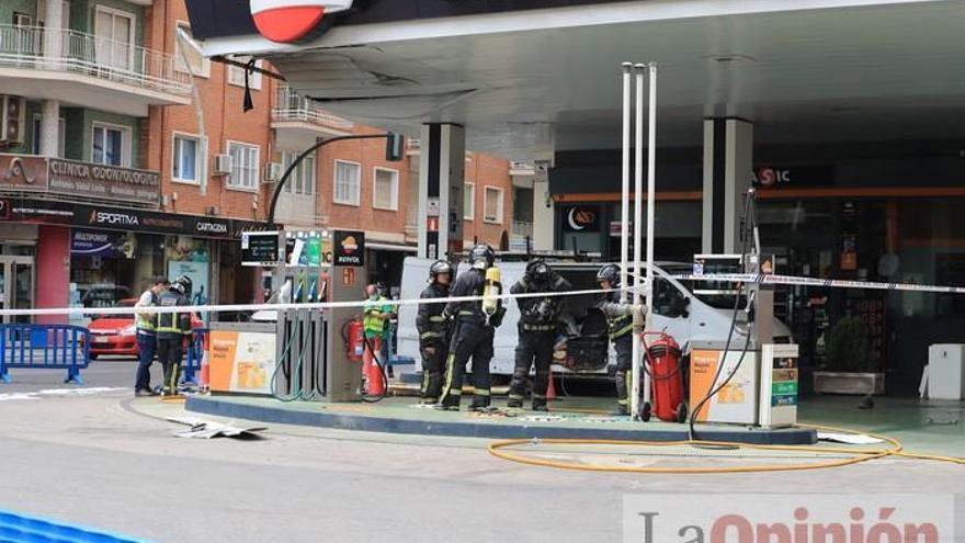 Una explosión en una gasolinera deja dos trabajadores heridos graves