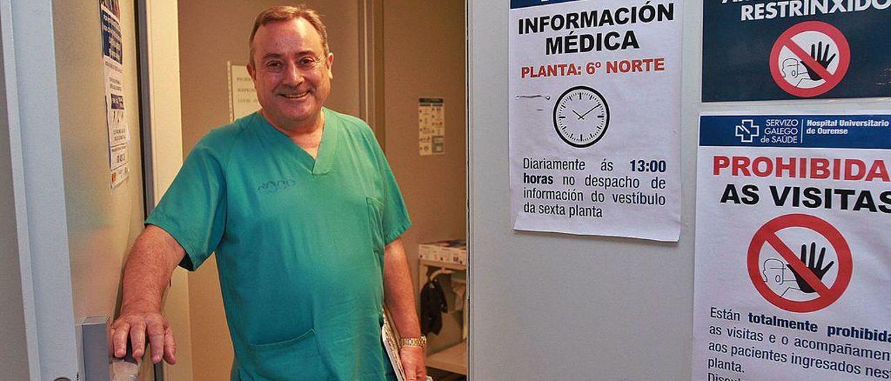 El doctor Ricardo Fernández, en la entrada a la sexta planta norte de hospitalización del Covid en el CHUO, la única en servicio.