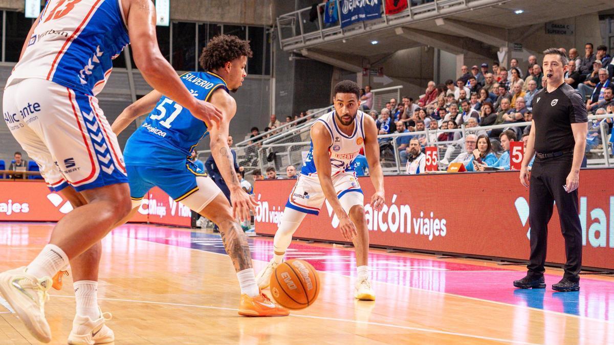 Yasiin Joseph pasa un balón a Kevin Larsen durante el HLA-Estudiantes de la segunda vuelta.