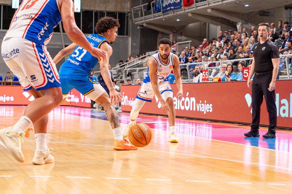 Yasiin Joseph pasa un balón a Kevin Larsen durante el HLA-Estudiantes.