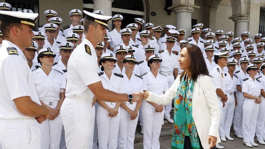 El Concello de Marín recibe a los nuevos guardiamarinas de la Escuela Naval Militar