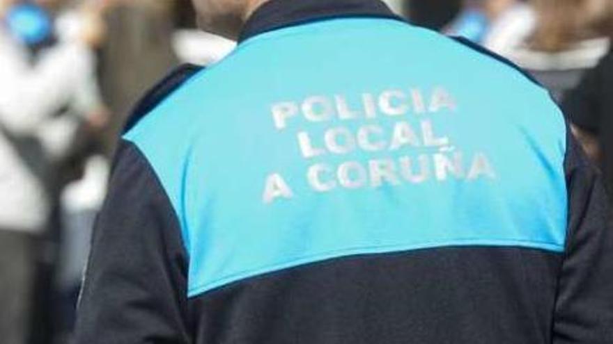 Un agente de la Policía Local en A Coruña.