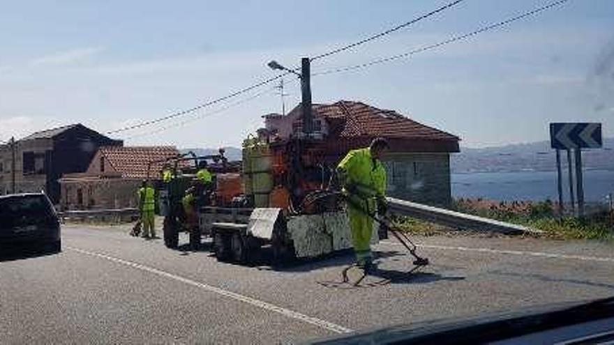 Operarios, ayer, corrigiendo grietas en Tirán.