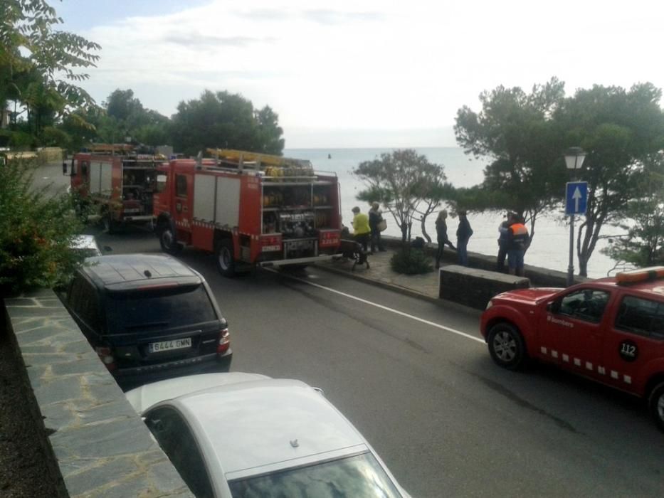 Ferit greu en caure per un penya-segat de 8 metres a Cadaqués