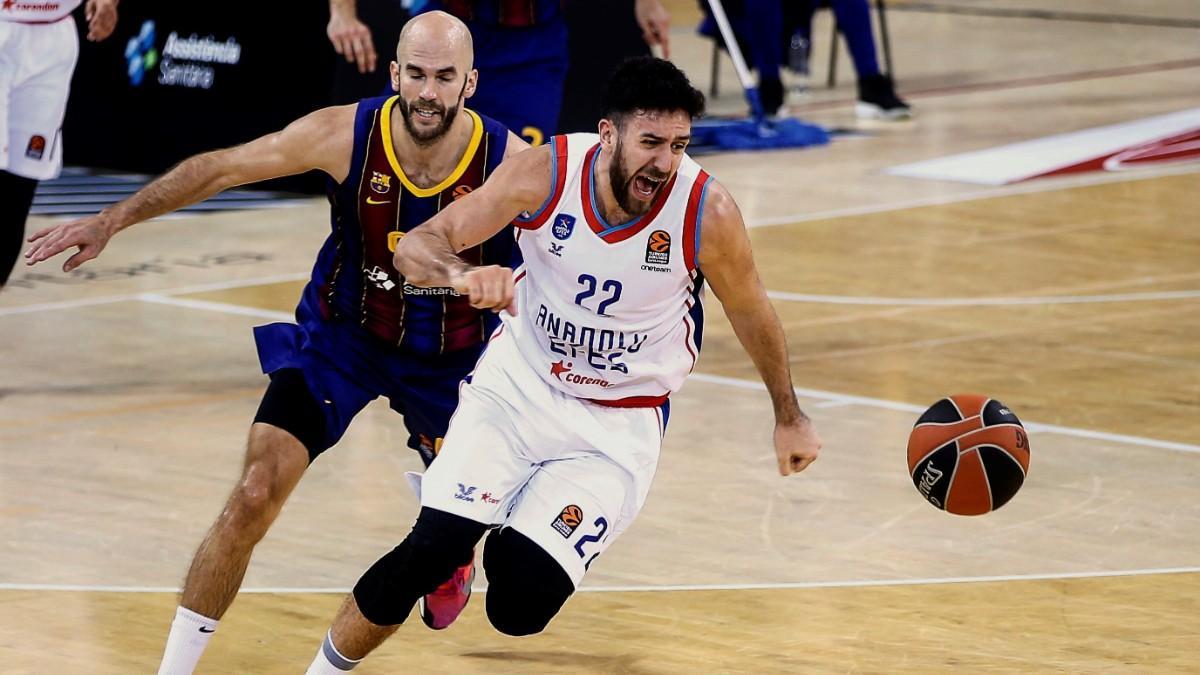 Vasilije Micic, ante Nick Calathes en un partido contra el Barça