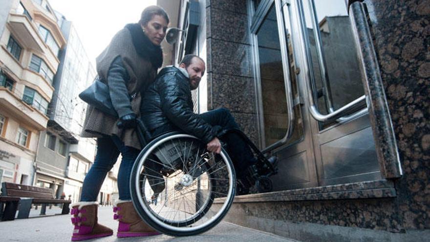 Fran Carreira, con su mujer, intenta subir a la casa familiar, en la calle Socorro.