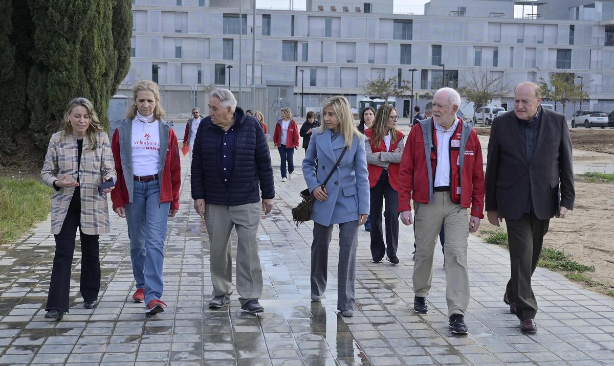 La infanta ha caminado por la pedanía de La Torre en compañìa de Julia Climent.