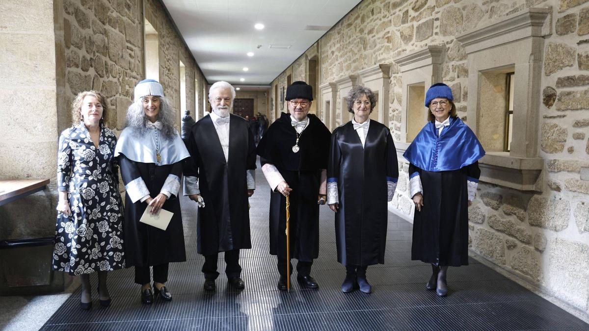 Acto de investidura como doctores 'honoris causa de Francesco Tonucci y Claire Chenu en el Paraninfo de la USC